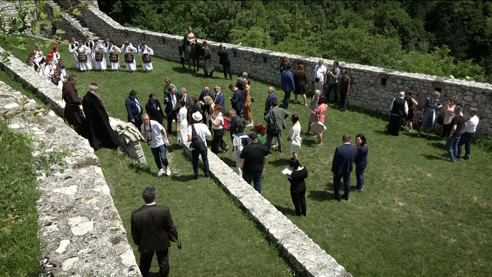 Na travničkoj staroj tvrđavi likovi, scene i prizori likara, telala, konzula i raje